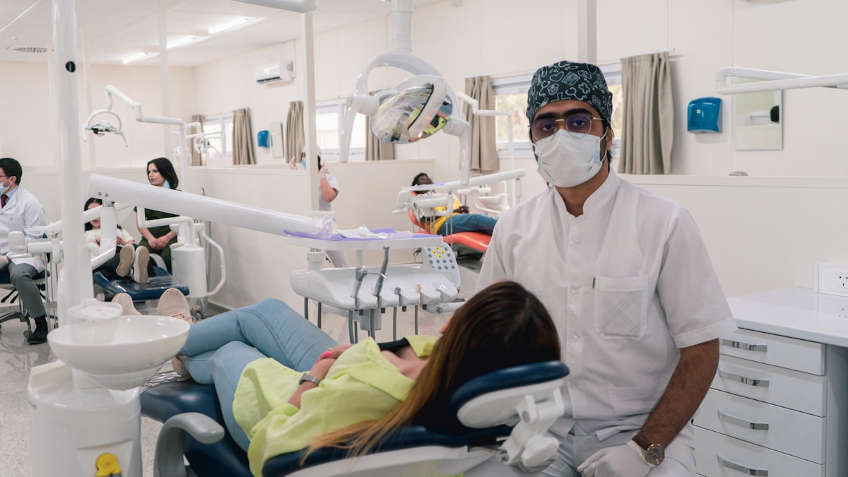 ADSM'de maske takan bir erkek hasta, güvenli ve hijyenik bir ortamda tedavi bekliyor.